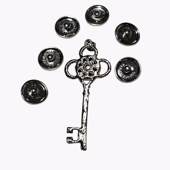 Ginger Snaps Skeleton Key Pendant Charm 7 Interchangeable Snap Charms Jewelry - Picture 5 of 8